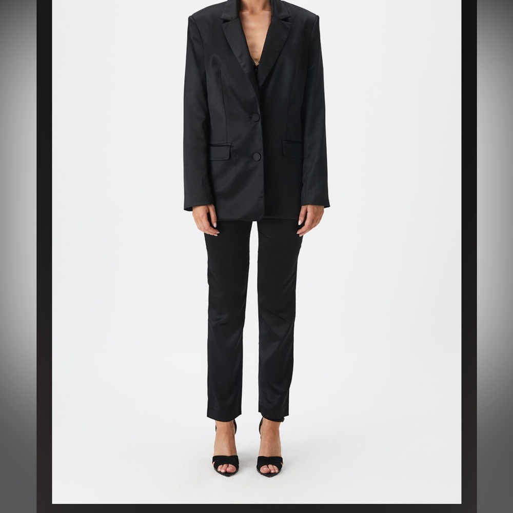 NYAH SATIN BLAZER IN BLACK